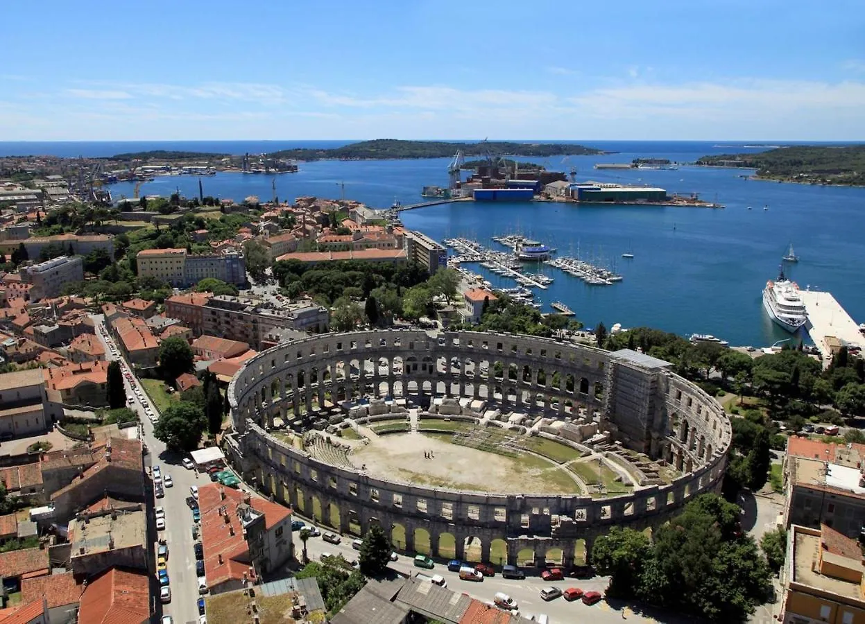 Holiday House With A Parking Space Pula - 13024